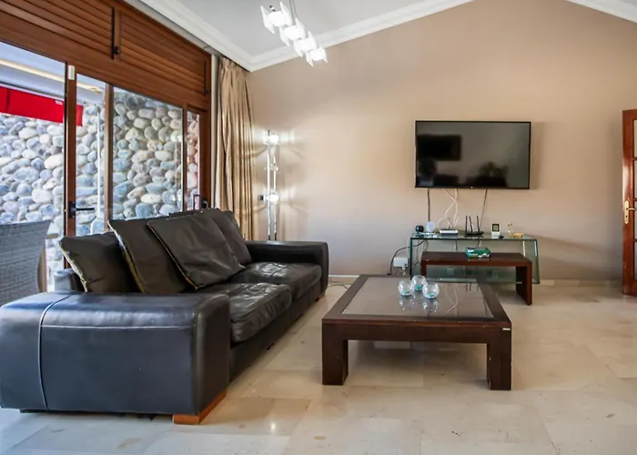 Oasis Tauro 3br Apartment